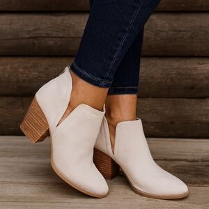 Fergie Carmin Doe Minimalist Western Boho, V-cut, Block Heel, Booties 8.5M